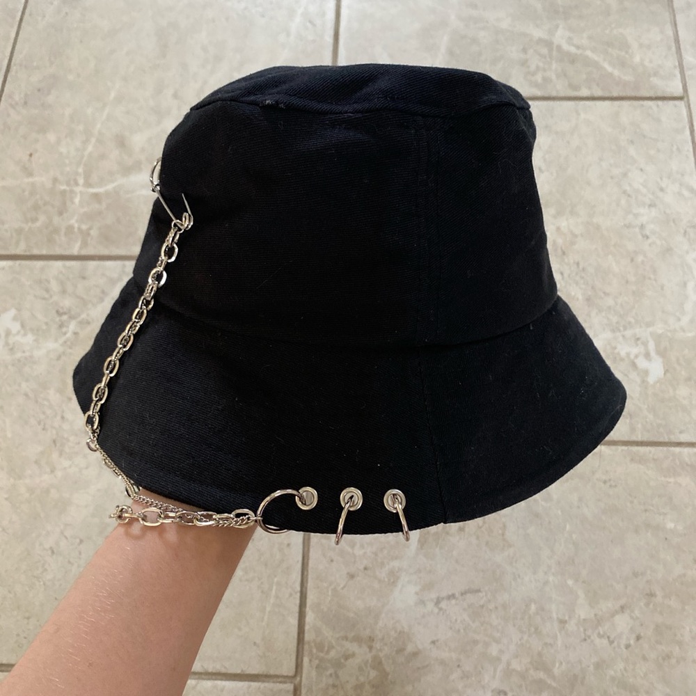 Black 90’s Bucket Hat Steel Chain Detail